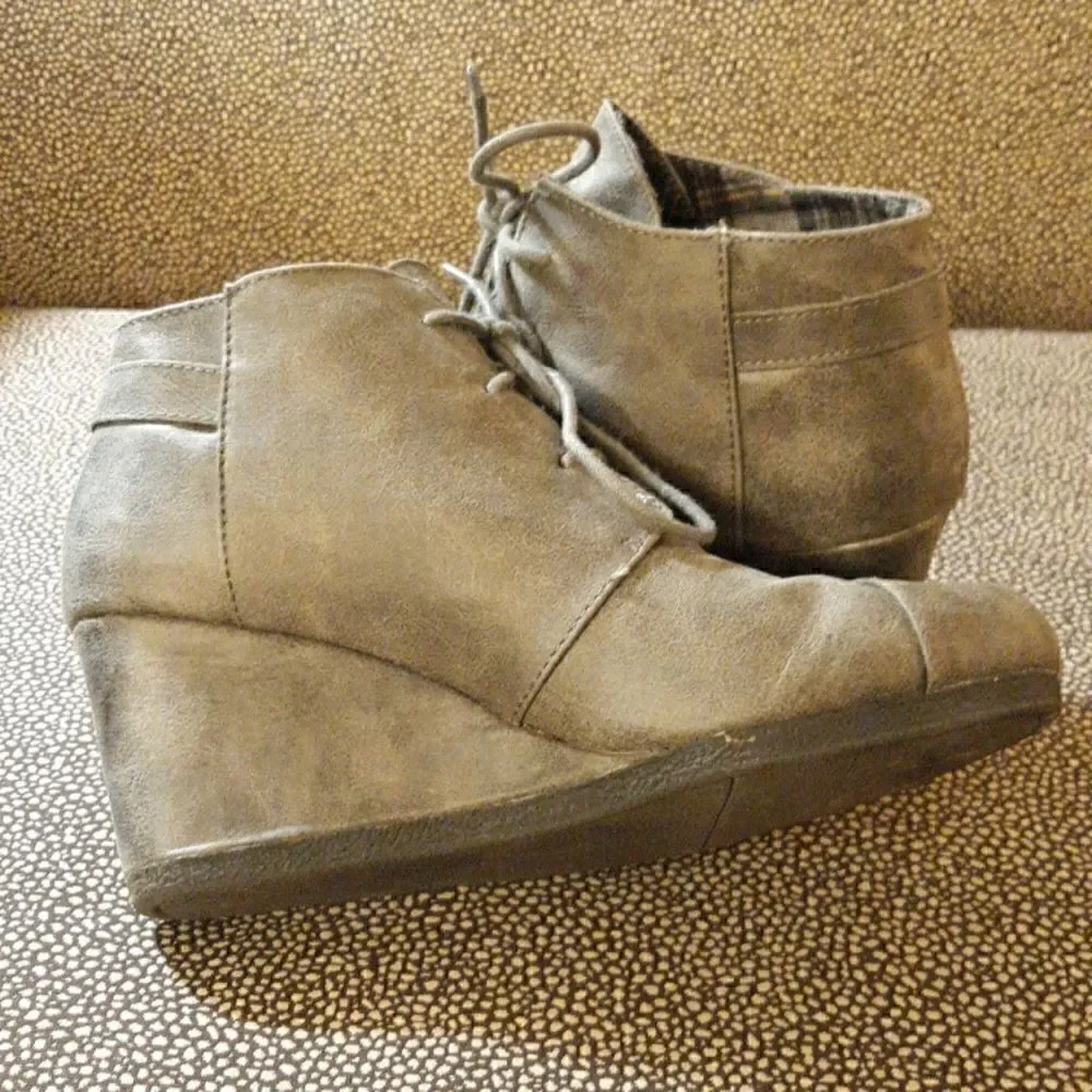 Maurice's size 8 lace up heal